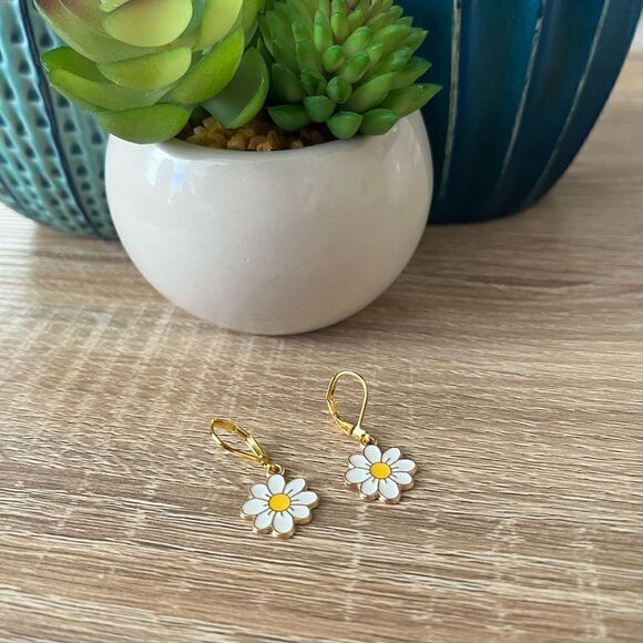 5 for $25 Hypoallergenic 🌸 Flower Huggie Hoop - Picture 2 of 4